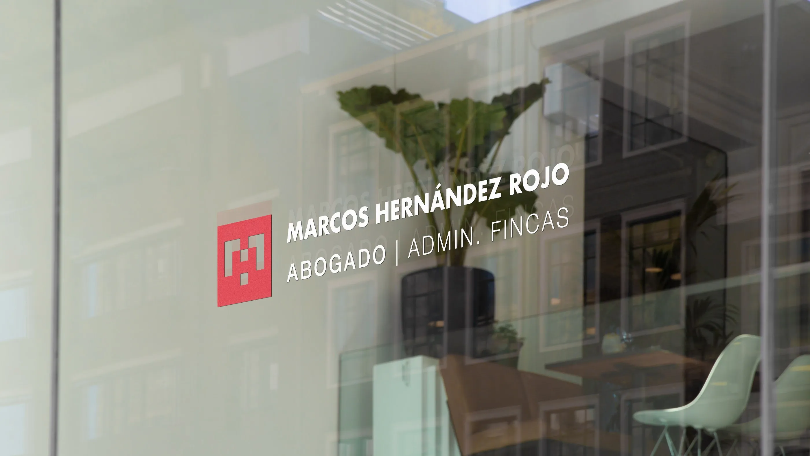 Vinilo de escaparate con el distintivo rojo y el nombre en blanco